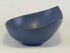 Niet of onleesbaar gesigneerd - Blauwe keramische schaal met hoekige randen kopen? Bied vanaf 1!