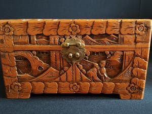 Curiosa - Antiek handgesneden houten kistje kopen? Bied vanaf 1!