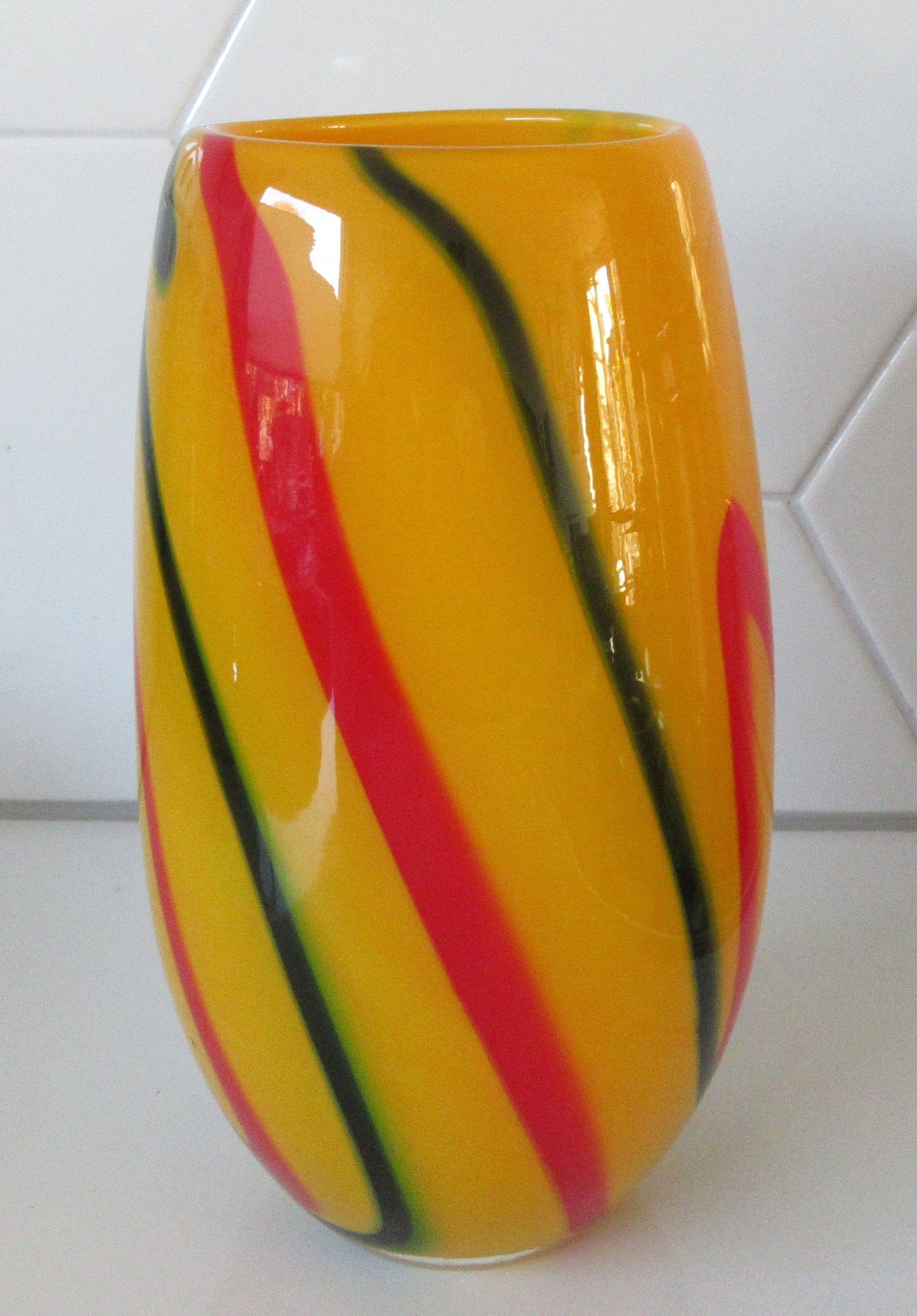 Niet of onleesbaar gesigneerd - Diep gele dikwandige Murano vaas met rode en donkergroene Swirls kopen? Bied vanaf 1!