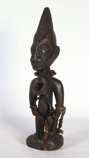 Yoruba - Houten Ibedji- of tweelingbeeld van vrouw met metalen attributen kopen? Bied vanaf 20!