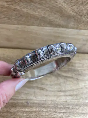 Zilveren bewerkte slavenarmband met scharnier kopen? Bied vanaf 59!