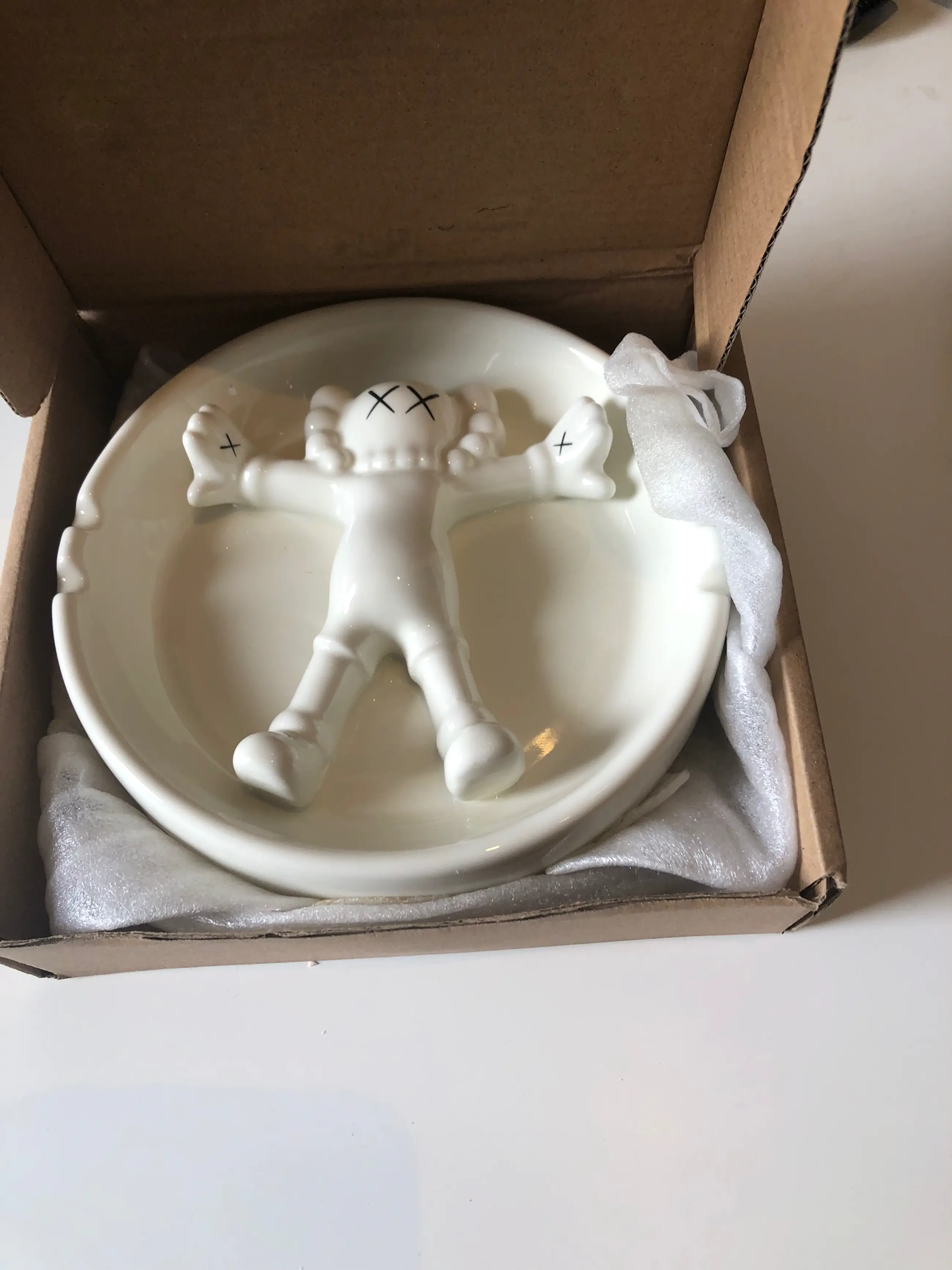 KAWS - Original Fake Ashtray (2X) Verkocht | Kunstveiling.be
