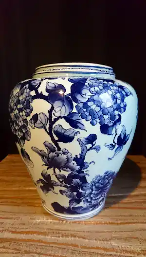 Royal Bonn - 19e eeuwse antieke vaas met decor "Bleu Hortensia" verkocht voor € 25!