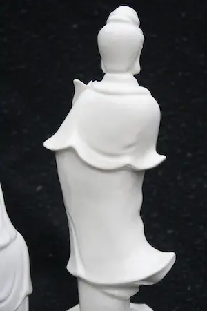 Niet of onleesbaar gesigneerd - Paar Chinese Blanc de Chine Porseleinen Guanyin Kwan Yin Beeldjes Begin 20thC kopen? Bied vanaf 1!