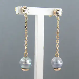 BWG bicolo oorhangers bezet met parel en briljant geslepen diamanten 0,20ct kopen? Bied vanaf 240!