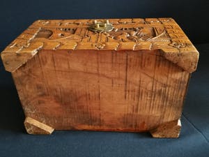 Curiosa - Antiek handgesneden houten kistje kopen? Bied vanaf 1!