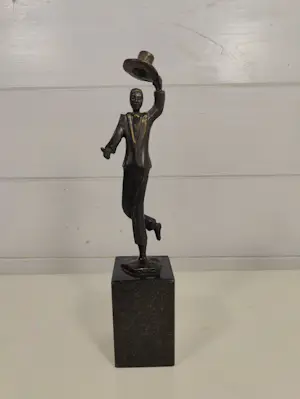 Niet of onleesbaar gesigneerd - Sculptuur Chapeau kopen? Bied vanaf 1!