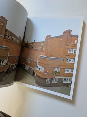 Diverse kunstenaars - Wonen in de Amsterdamse School kopen? Bied vanaf 45!