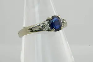 50 - Sierlijke 18Krt witgoud & 0.06ct diamanten ring met ca0.80ct ovalen saffier kopen? Bied vanaf 220!