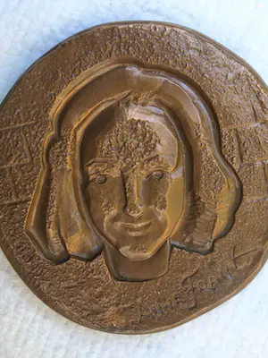 Niet of onleesbaar gesigneerd - Anne Frank , Bronzen penning , Parijs 1965 , Georges Simon kopen? Bied vanaf 1!