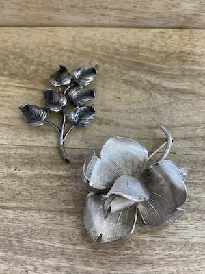 Een Lotje van twee zilveren broches. kopen? Bied vanaf 42!