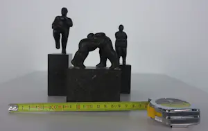 Jan Pieter Leeuwenburgh - Set van drie bronzen beeldjes, Hardloper, Worstelaars en Zwanger kopen? Bied vanaf 100!