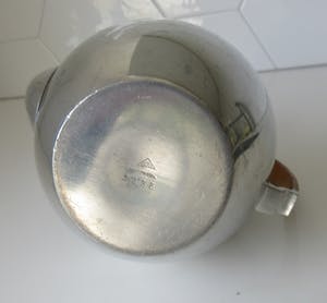 Just Andersen - Art deco tinnen theepot met gevlochten rieten handvat kopen? Bied vanaf 1!