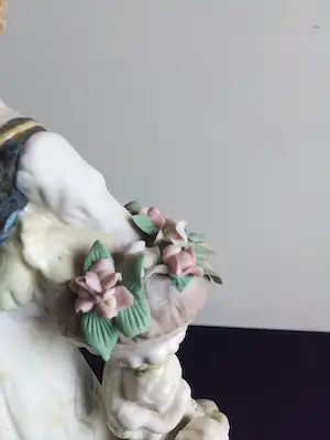 Niet of onleesbaar gesigneerd - Fraai beeld van bloemen meister in Spaans porselein kopen? Bied vanaf 1!