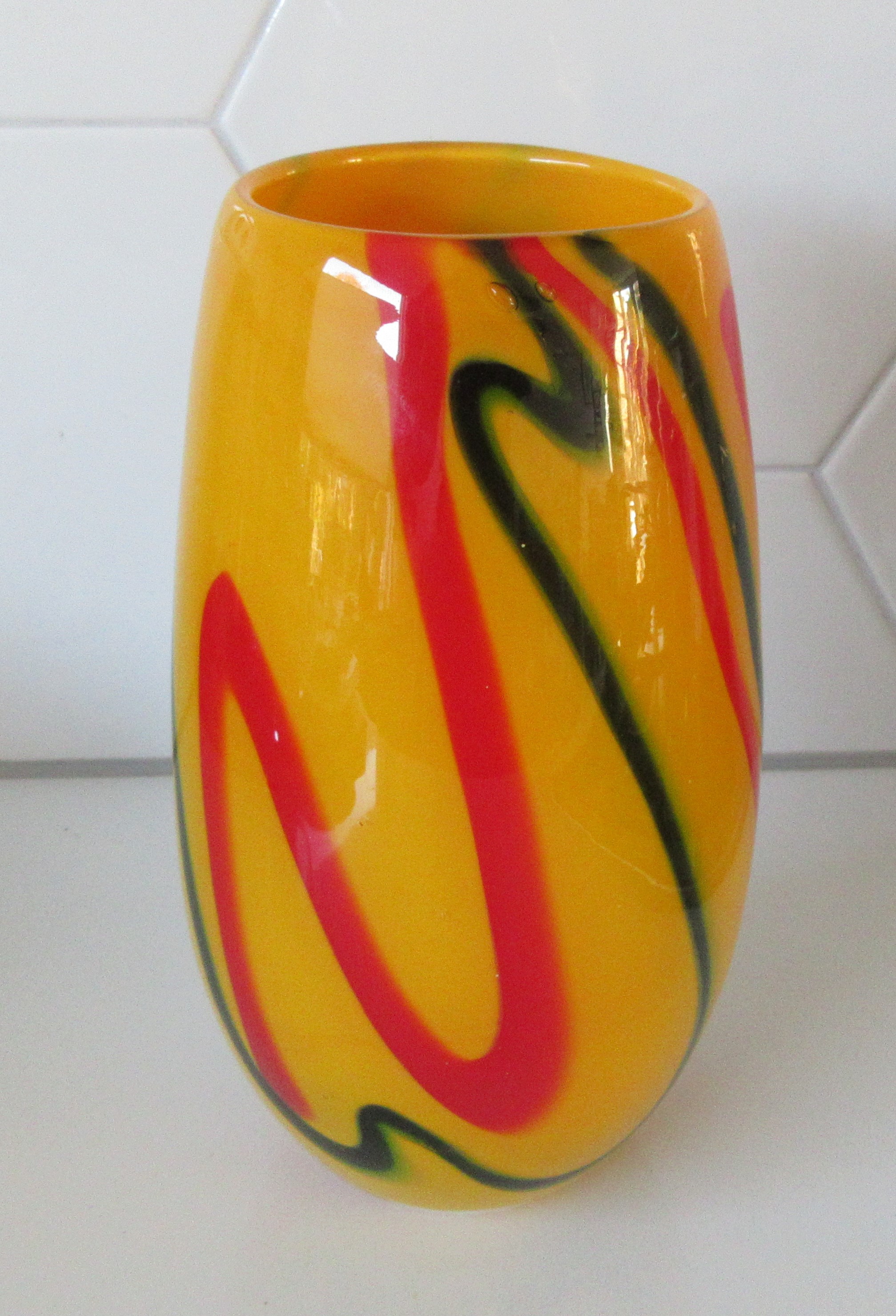 Niet of onleesbaar gesigneerd - Diep gele dikwandige Murano vaas met rode en donkergroene Swirls kopen? Bied vanaf 1!