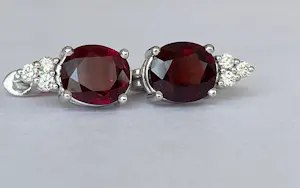 18 Kt witgouden oorbellen met rode robijnen ca 4,00 crt  en diamanten kopen? Bied vanaf 1400!