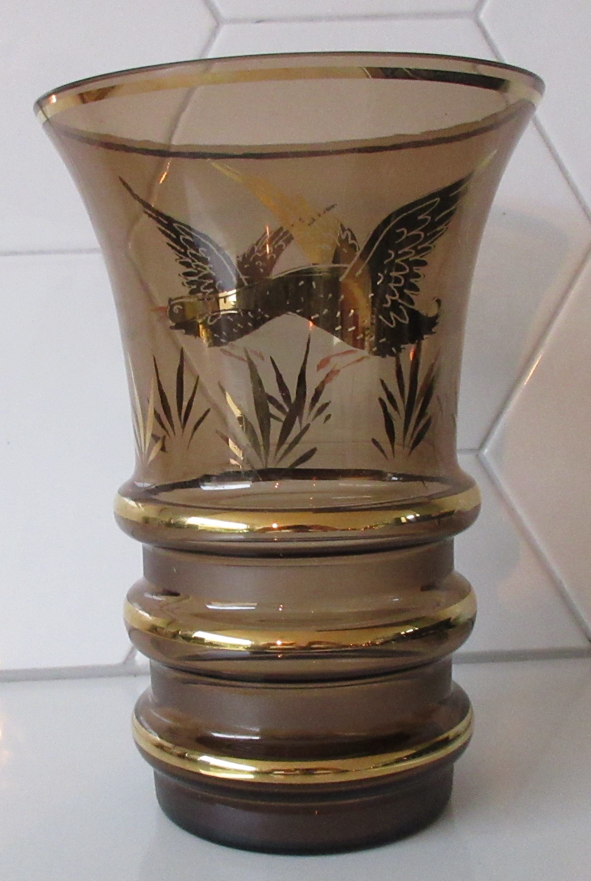 Adat - Art deco Franse bruin glazen vaas met vergulde decoratie van ganzen verkocht voor € 20!