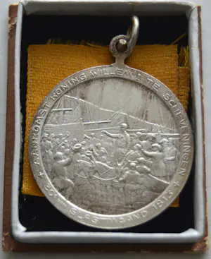 Niet of onleesbaar gesigneerd - Nederlandse Onafhankelijkheid in 1913 in zilver ! kopen? Bied vanaf 10!