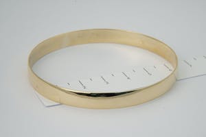 2513 - Fraaie 18 karaats geel-gouden glad afgewerkte "Bangle" amband - gekeurd kopen? Bied vanaf 490!