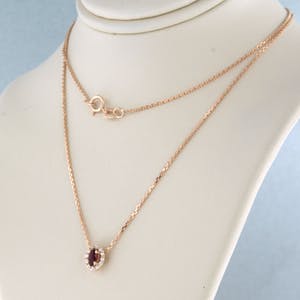 14k rosé gouden collier met hanger bezet met robijn en briljant geslepen diamant kopen? Bied vanaf 200!