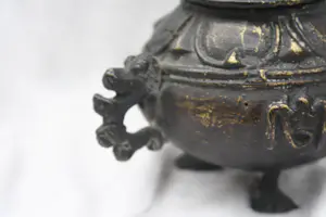 Niet of onleesbaar gesigneerd - Een Oude Bronzen Wierrook Tripod China, late Qing-dynastie (1644-1912). kopen? Bied vanaf 1!