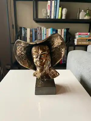 Yves Lohe - Bronzen beeld dame met hoed verkocht voor € 65!