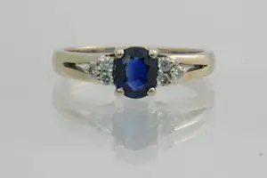 50 - Sierlijke 18Krt witgoud & 0.06ct diamanten ring met ca0.80ct ovalen saffier kopen? Bied vanaf 220!
