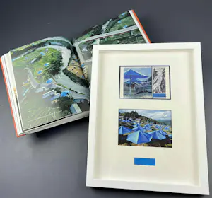Christo - The Umbrellas :dubbele card met originele stof, gesigneerd & boek & persbericht kopen? Bied vanaf 390!