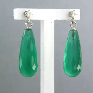 18k witgouden oorhangers met groene onyx en briljant geslepen diamant 0.14 ct kopen? Bied vanaf 330!