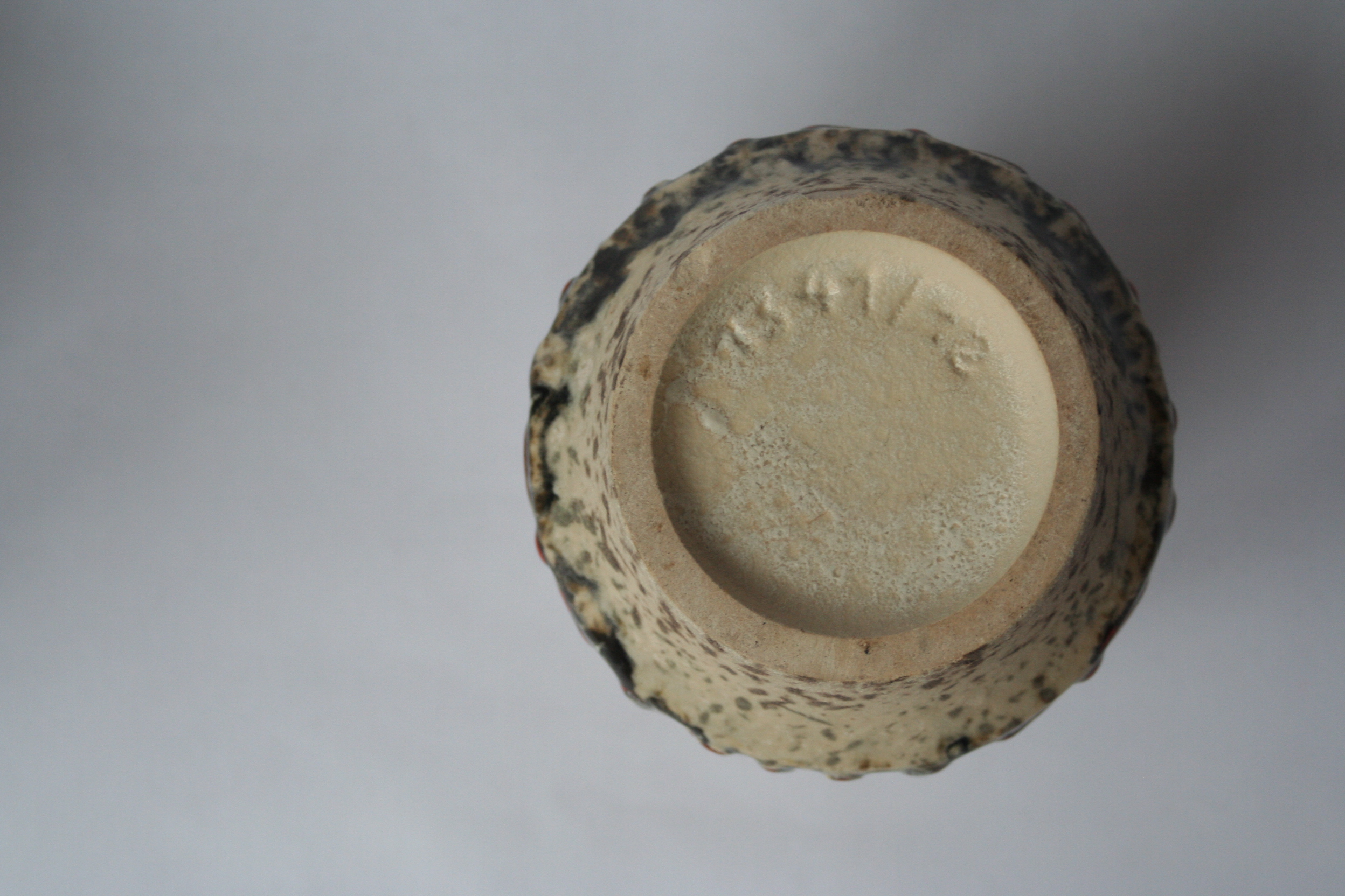Niet of onleesbaar gesigneerd - Vaasje met reliëf - model 1341/12 - onbekende keramist kopen? Bied vanaf 1!