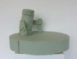 Linda Nieuwstad - Object van textiel (hout en karton), Zonder titel kopen? Bied vanaf 70!