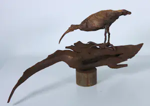 Paul Beckers - Twee sculpturen van hout, ijzer en terracotta, Vogels (ibis en uiltjes) + boek! kopen? Bied vanaf 100!