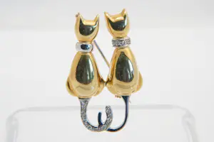 43 - 18 karaats bicolor poezen broche met ca 0.10 crt briljant geslepen diamant kopen? Bied vanaf 470!