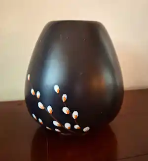 Plateelbakkerij Flora - Handpainted vaasje van Flora Gouda Holland verkocht voor € 30!