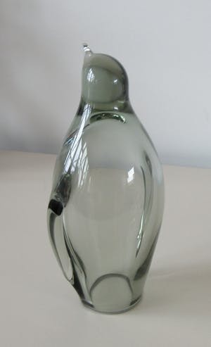 Niet of onleesbaar gesigneerd - Twee modernistische (Rook) glazen pinguin figuren kopen? Bied vanaf 1!