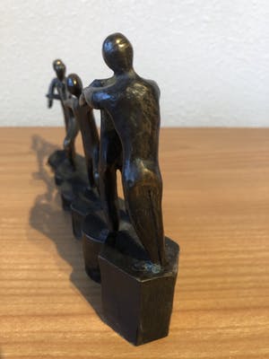 Brons (Onbekend) - Gesigneerd modern bronzen beeld " ELKAAR OP WEG HELPEN " kopen? Bied vanaf 45!