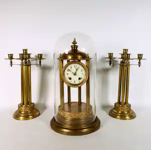 Klokken - Neoclassistisch messing klokkenstel met twee kandelaren verkocht voor € 150!