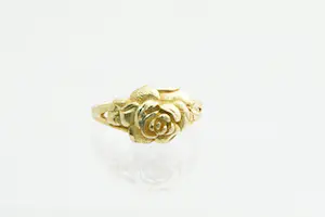 51 - Mooi bewerkte 18 Krt gouden dames ring met Roos - kleine maat/model kopen? Bied vanaf 190!