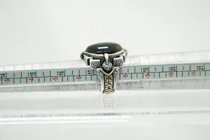 55- Bijzondere  zilveren, 9 kt en metalen "gothic" ring met zwarte steen kopen? Bied vanaf 30!