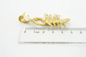 30 - Mooi gedetailleerde 18 Krt geel-gouden sterrenbeeld Schorpioen hanger kopen? Bied vanaf 480!