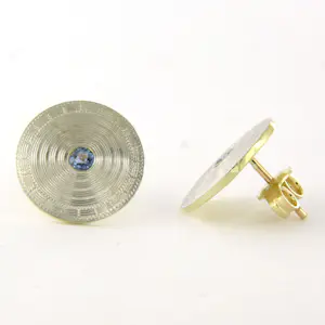 Goud met platina oorknoppen bezet met saffier 5.3 gram kopen? Bied vanaf 625!