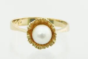 39- Mooi bewerkte 18 Krt gouden dames "bloem"ring met parel kopen? Bied vanaf 110!