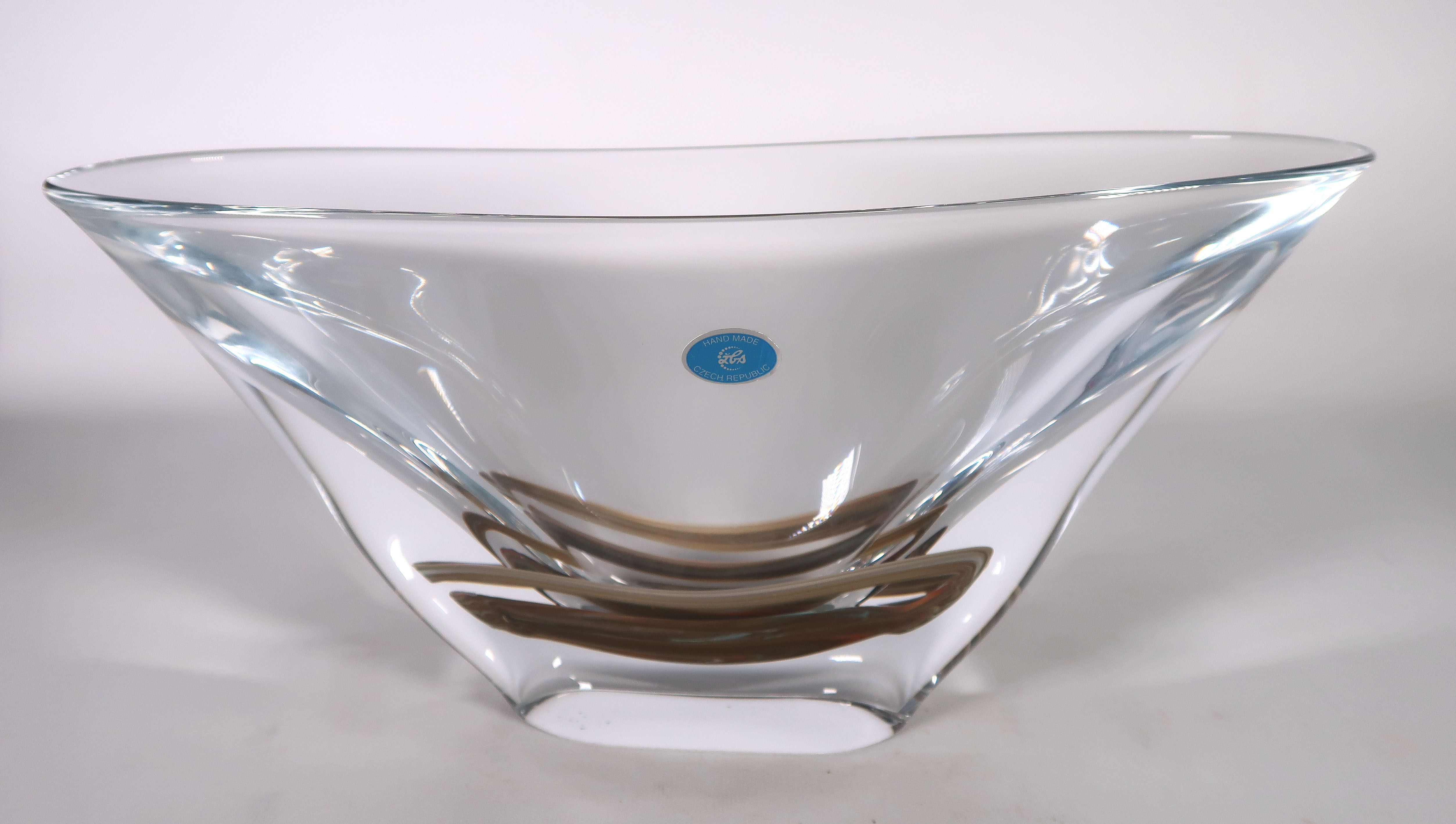 Novosad & Syn - Glas, Blanke schaal met bruin detail verkocht voor € 25!