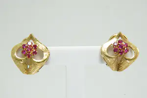 49 - Een paar stijlvolle 18krt gouden dames oorclips met roze steentjes kopen? Bied vanaf 370!