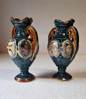 Keramiek overige - 2 vaasjes merk Romano. Dit is een antieke majolica kopen? Bied vanaf 20!