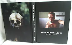 Henk Schiffmacher - Gesigneerde foto op dibond “Bloemstilleven” + gesigneerd boek – 60 x 40 cm kopen? Bied vanaf 125!