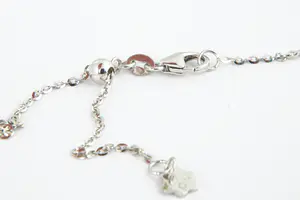 56 - Fijn 14Krt witgouden collier & (0.50ct) diamanten hanger met 2 smaragden kopen? Bied vanaf 360!