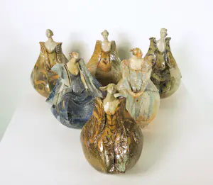 Willemijn van der Meer - Set van 6 keramieken sculpturen, Dames in jurk kopen? Bied vanaf 350!