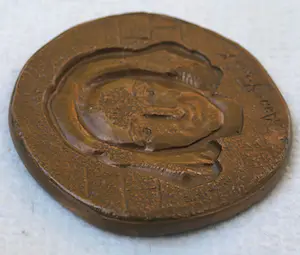 Niet of onleesbaar gesigneerd - Anne Frank , Bronzen penning , Parijs 1965 , Georges Simon kopen? Bied vanaf 1!