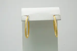 6 - Elegant paar (zo goed als nieuwe) geel-gouden & geruwde 18 Krt oorclips kopen? Bied vanaf 80!